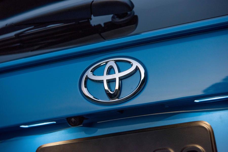 Логотип Toyota RAV4 XLE AWD 2018 года  (NA) (фото 30 из 34)